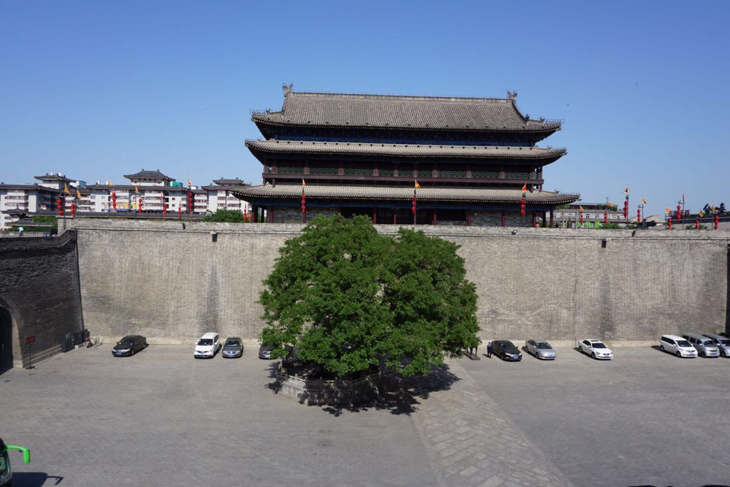 广义的西安城墙包括西安唐城墙和西安明城墙,但一般特指狭义上的西安