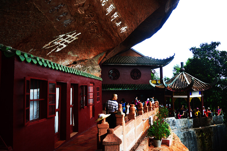 锦石岩寺:佛教居士法云在锦石岩开辟佛教道场,成为千年古寺.