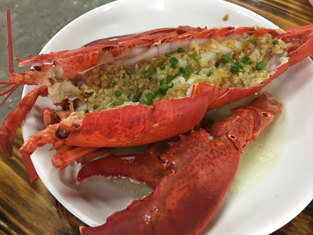 波士顿龙虾1只,清蒸石斑鱼1条,辣炒海白螺,蒜蓉粉丝蒸扇贝,蒜蓉蒸鲍鱼