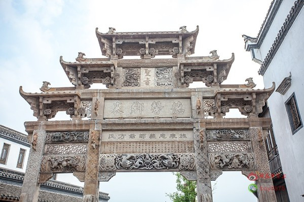 吃在獅城 行前准備: 1、卡片類:身份証、銀行卡、信用卡都帶好,有其他優惠証件的一並帶好。但是還要注意帶點現金在身上。雖然現在互聯網非常發達,但是不是所有的地方能刷卡或者微信支付。 2、車票類:確定好出行時間,提前選擇出行的交通工具,飛機高鐵還是火車,最近各類檢查比較嚴格,一定要提前出門留足時間。 3、 攝影器材:相機,廣角和長焦鏡頭,快門店,三腳架,充足的電池,充電器等 4、數碼類:包括手機,充電寶,各種充電器 ,USB數據線。 5、衣服類:根據時間長短來決定帶的衣服。提前查好了千島湖的天氣。夏天的氣