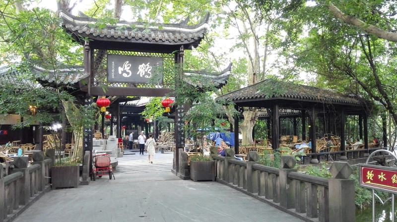 人民公园百年鹤鸣茶社,一张木桌,一张竹椅,一杯茶,一个人,品味成都慢