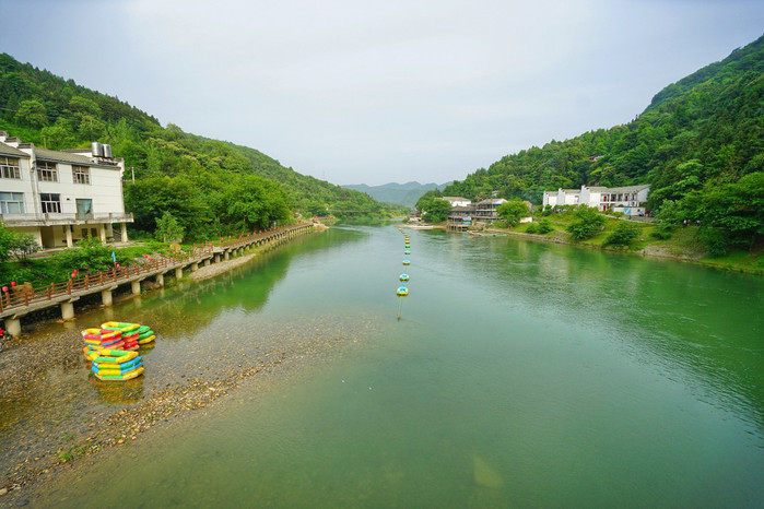 秋浦河,河水澄碧如秋,两岸风景如画.