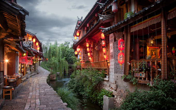 在 丽江 古城街道走一遭,看看小桥流水,看 满城 古风建筑.