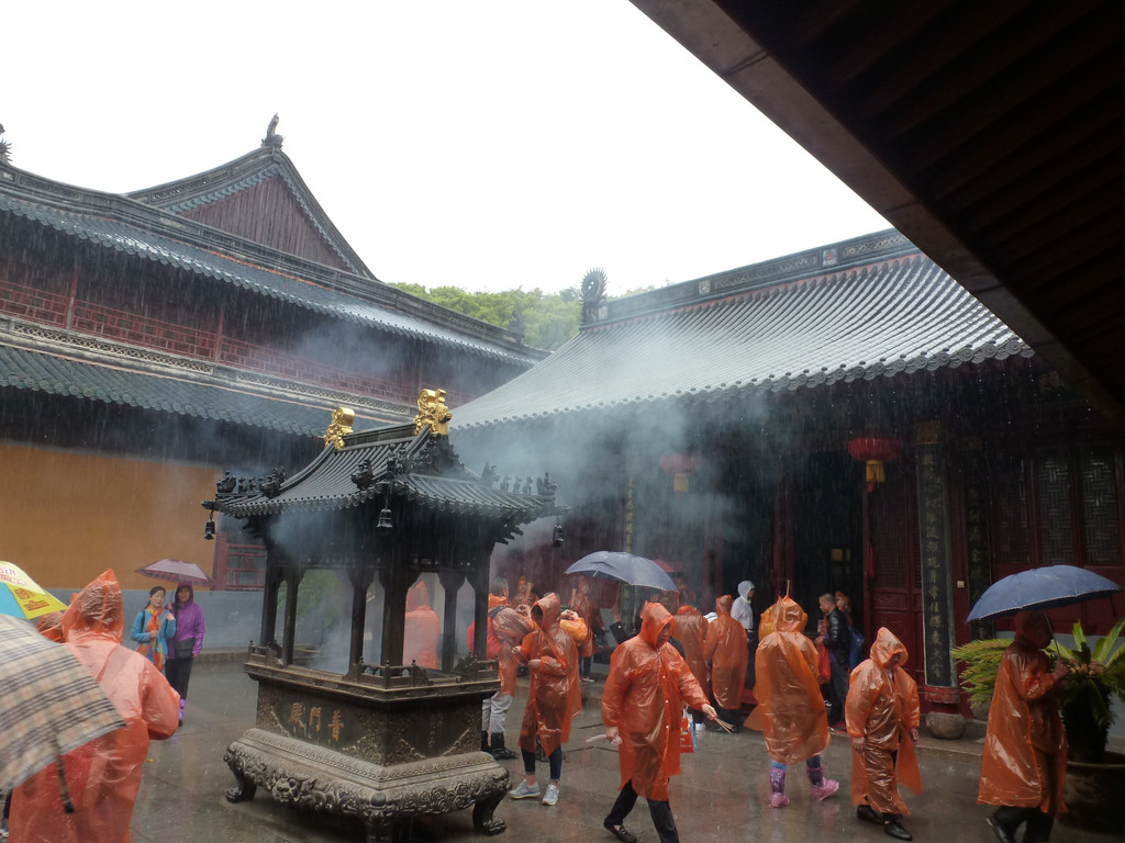 普济寺旅游车停车场,提示到法雨寺距离1200米,决定继续步行前往.