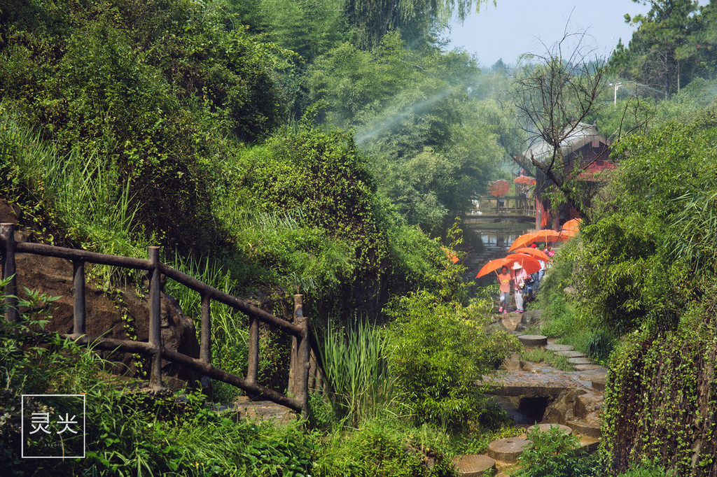 秦岭彩虹谷位于小秦岭国家级地质公园主园区,国家4a级景区——娘娘山