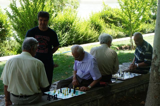 河畔公园里下棋的老人们 河畔公园