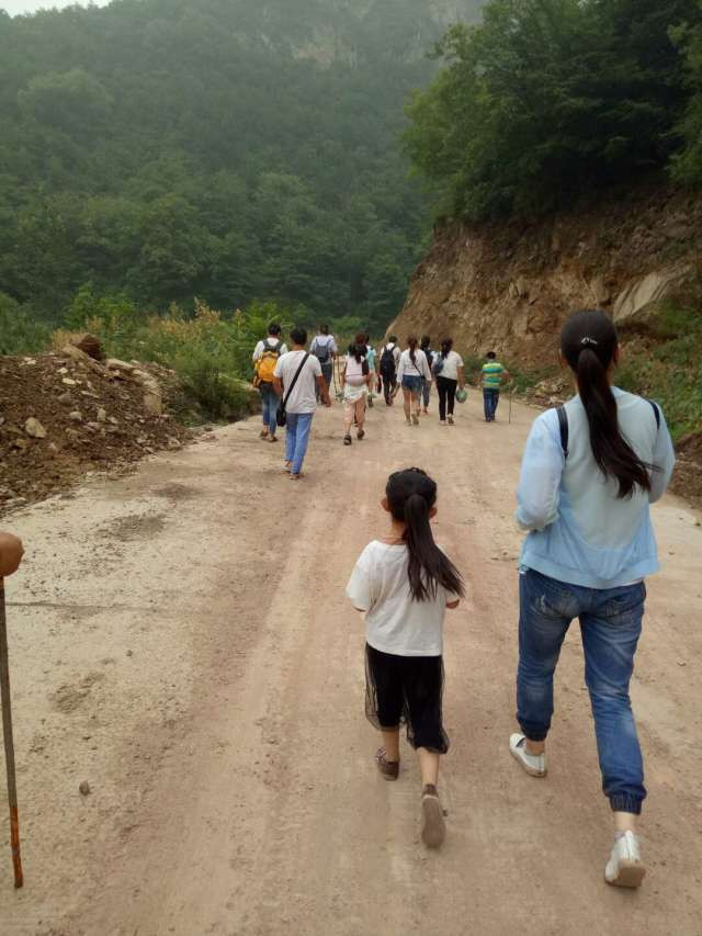 我们走在下山的大路