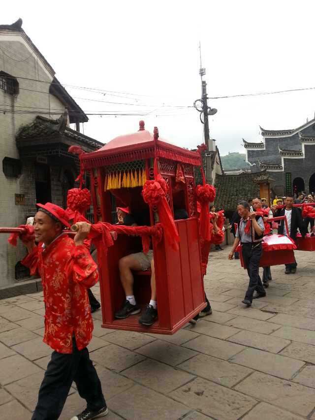 凤凰古城内抬轿子的轿夫