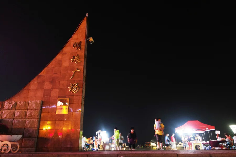 明珠广场旁的长岛夜景