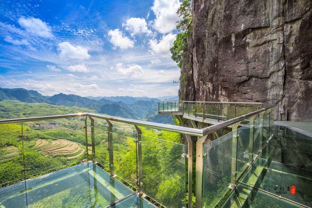 南尖岩 虽然有点害怕,但是在玻璃栈道上看山下的风景也是最好的,就像