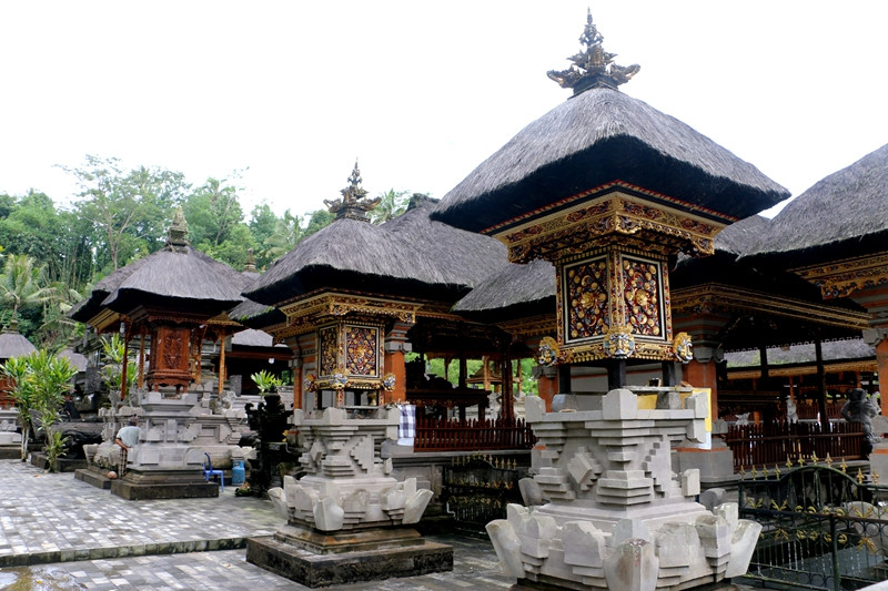 巴厘岛圣泉寺,坦然沐浴在阳光下的各种肤色