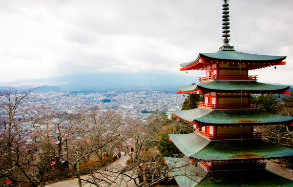 纵然漫天云层,在浅间神社远眺的富士山依然是最美的