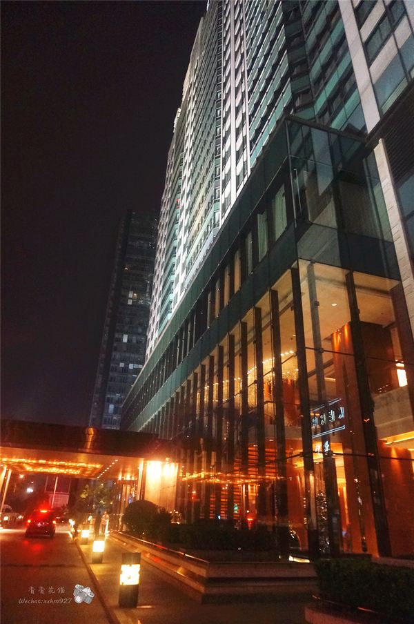 嘉里大酒店和嘉里中心车库相通,在这里入住停车费自然是免喽.