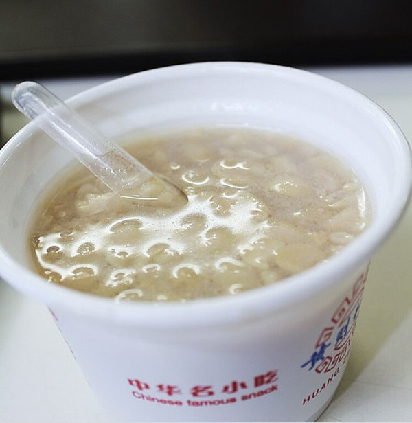 若是觉得花生汤甜腻了,不妨先打个鸡蛋,以滚烫的花生汤冲之,既丰富了