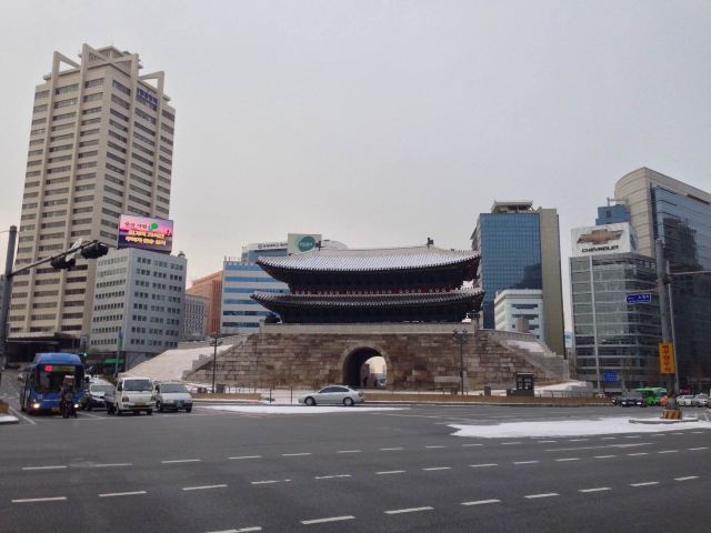 崇礼门(南大门)也披着薄雪 崇礼门
