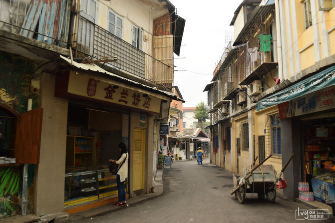 内厝澳路上有名的金兰饼店,很好吃的哦,椰蓉口味的,肉松口味,红豆口味