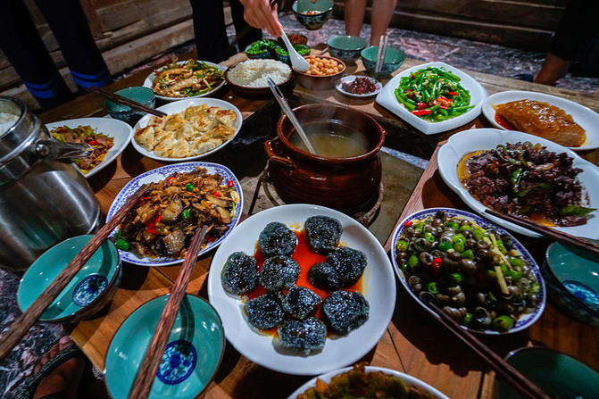 瑶族的美食众多,几顿饭根本不吃不全,口味种类很多,甜的咸的都有,品种