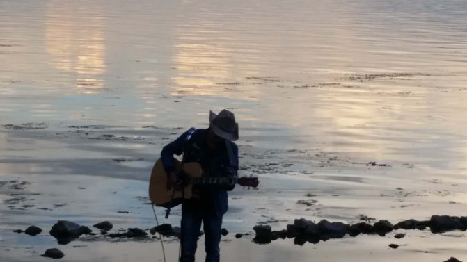 那感觉很是浪漫,夕阳下的洱海随着这位流浪他乡的民谣歌手的美妙的