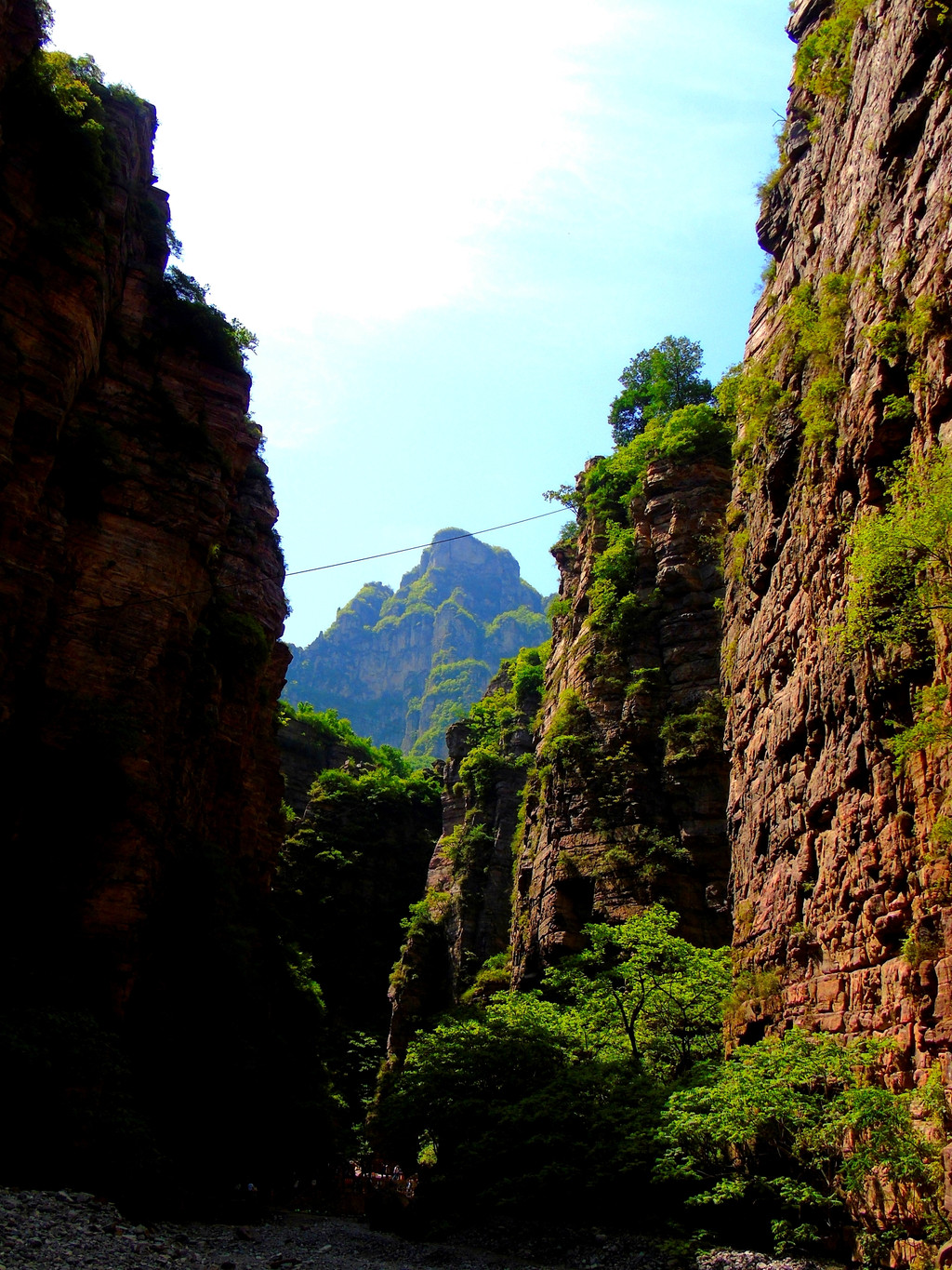 大山壁立,异峰如塑,怪石纷呈,自然风光的一大特色.