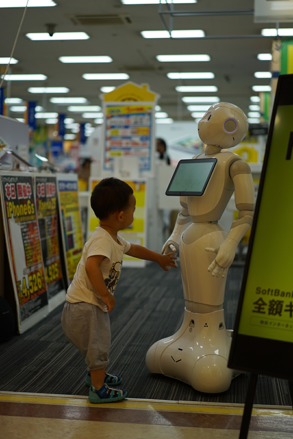 一、为何选择冲绳 作为亲子游第一站,在三亚、济州岛、冲绳里选择了很久,最终冲绳胜出,主要就是近,直飞2个小时,比三亚还快1个小时,景色美,海边城市,蓝天白云大海最适合小宝宝了,母婴设施完善,无论景点还是商场酒店,基本有厕所的地方就有设施完善的母婴室,服务好,去日本当然少不了买买买,尤其平时代购价看多了,到那边的价格真是啥都想昂回来,景点也不赖,冲绳水族馆,名护动植物都是适合小宝宝玩的。好啦,出发吧,带着19个月的小宝! 二、出发前的准备 1、签证:我们这次是在同程办的单次冲绳签,只要79元一人,比普通日本