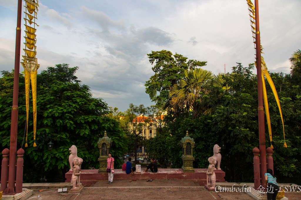 吴哥旅游车 吴哥城(Angkor Thom) 当一切的表情一一成为过去,仿佛从污泥的池沼中升起一朵莲花,那微笑成为城市高处唯一的表情,包容爱恨,超越生死,通过漫长岁月,把笑容传递给后世-引自蒋勋《吴哥之美》 吴哥城(Angkor Thom),又名通王城或大吴哥,是9世纪至15世纪高棉帝国最长久的国都。吴哥城是真腊王国吴哥王朝的国都,由高约8米、厚约3.