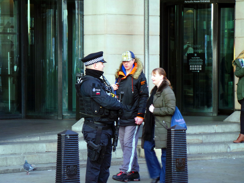 记得有个电视里有句台词"在英国男警配条警棍,女警连棍都没有",但现在