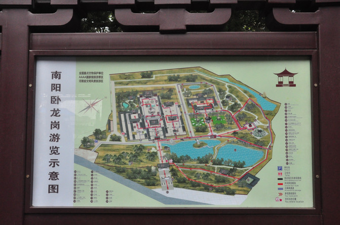 如今的卧龙岗景区面积很大,除武侯祠古建筑群外,另有卧龙潭,卧龙岗