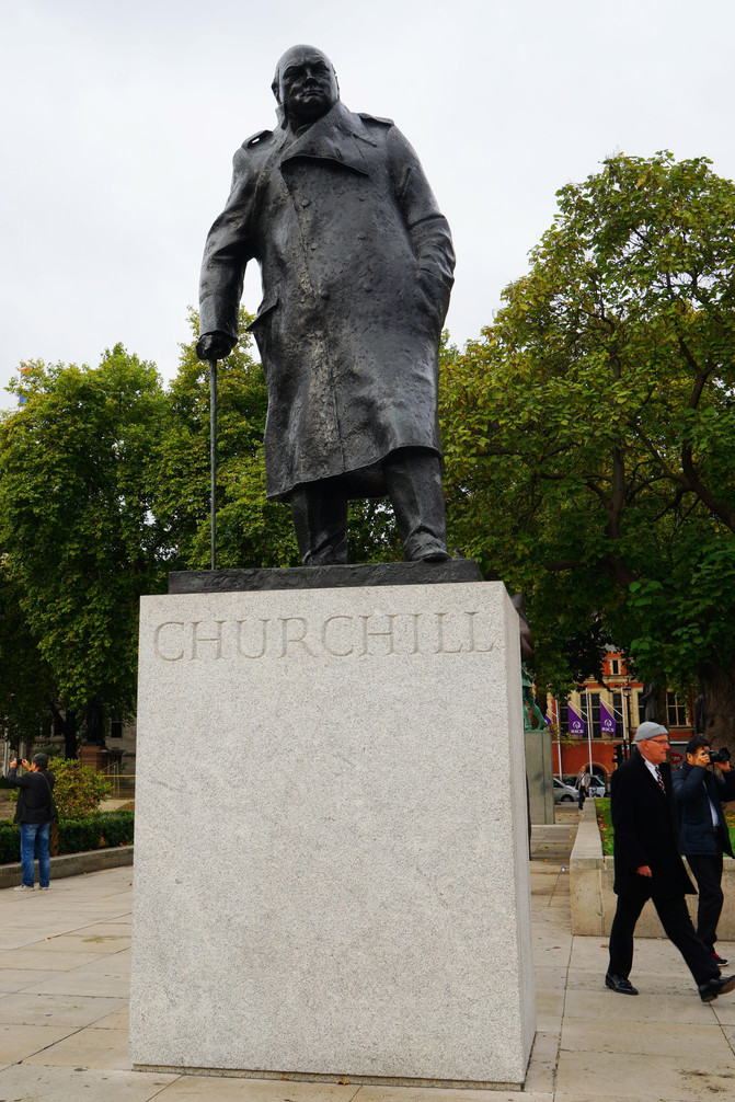 英国前首相温斯顿·丘吉尔的雕像,屹立在街心公园最显著的位置.