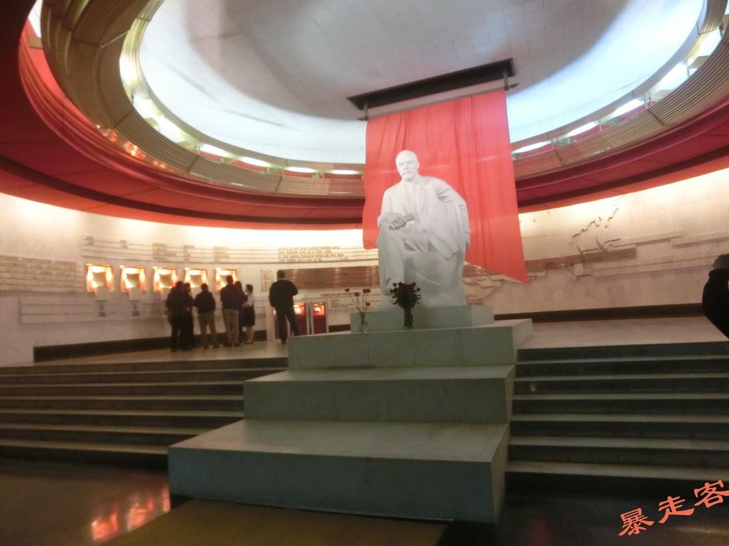 我们在红场列宁墓的水晶棺中看到的列宁遗体就是用红色的灯光照亮着