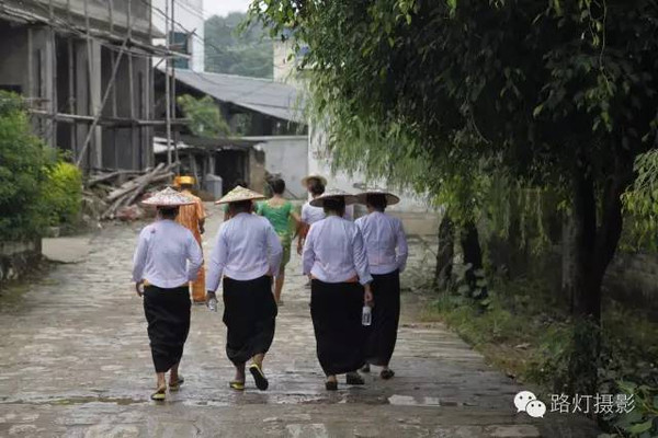 耿马县孟定镇芒团村的"美丽乡村建设"被大力推广,"村美,民富,人欢乐"