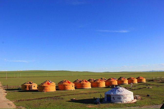 黑山头 黑山头很多这种蒙古包,想住一晚,可惜都没营业,就进去拍了张