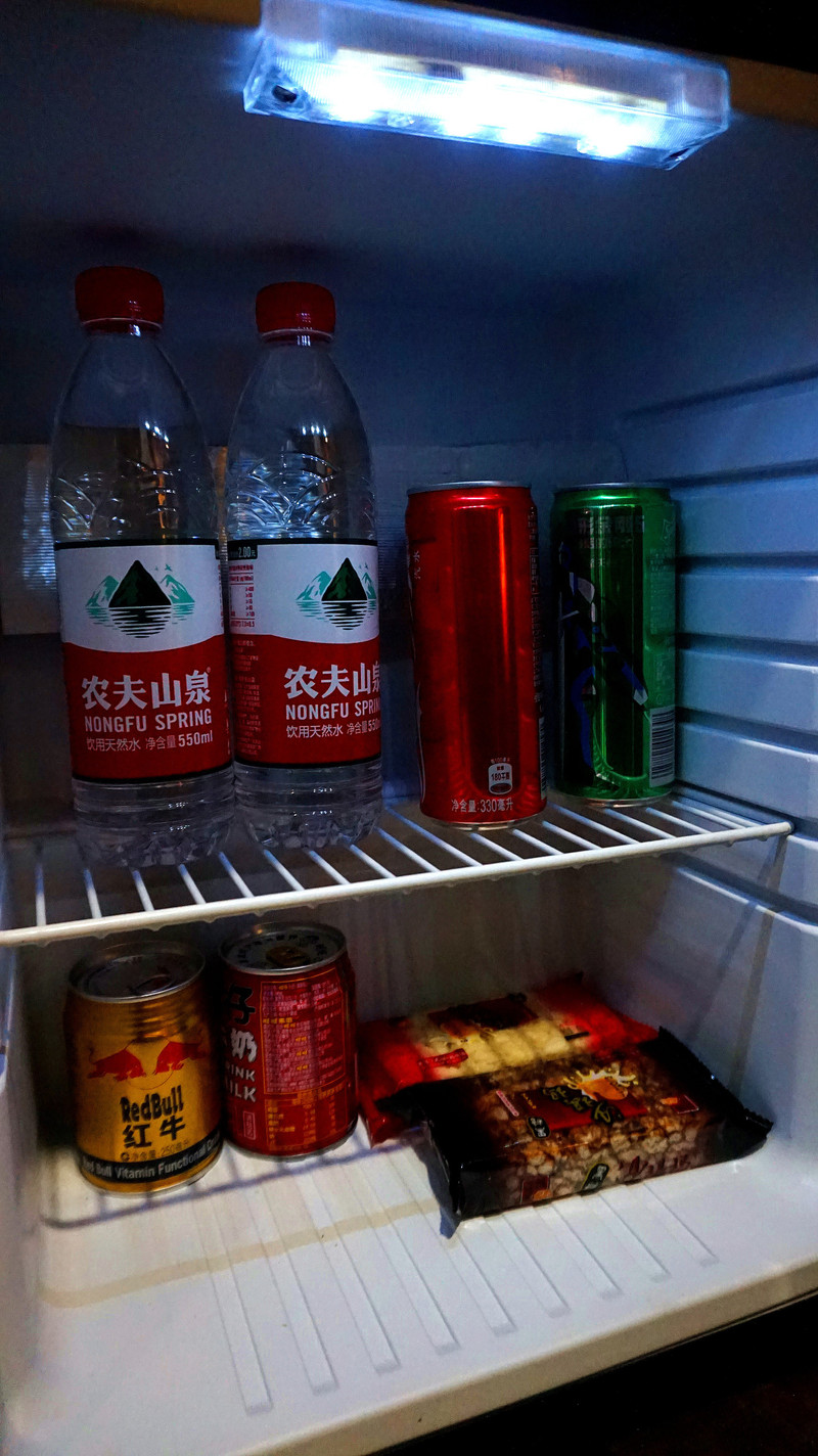 小冰箱里有可乐,雪碧,农夫山泉,红牛,沙琪玛等,客人饿了,渴了都可以