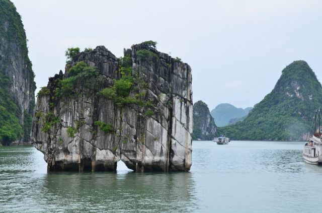 下龙湾三个经典之二,也是越南20万元纸币背面的图案:香炉山