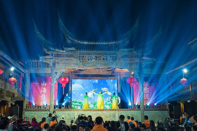 富有台州特色的传统文化表演也出现在舞台上,展现了充满民俗风情的"