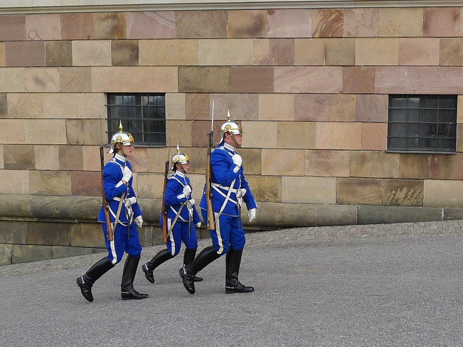 王宫大门有士兵岗哨,夏天旅游旺季时每天都进行皇家卫队的换岗仪式.