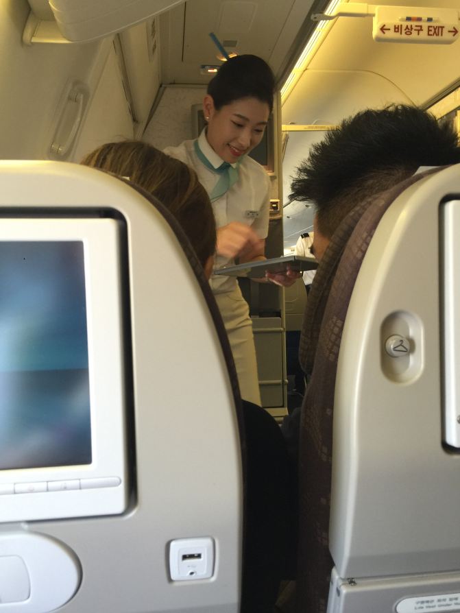 本来还安排了南怡岛,因为要赶回去看晚上的乱打秀,结果没来得及去。在小法兰西可以很悠闲的待上一下午。 如果想去南怡岛的那还是建议买那个循环巴士,可以坐去南怡岛码头,如果打车的话,可能要2万多了,且时间大概在45分钟左右。玩好南怡岛就可以到加平站去坐京春线,循环巴士可以到,也可以打车。 总结下,如果要去小法兰西的,就坐到清平站下车,如果要去南怡岛的,就坐到加平站下车。两个站就差1站而已。如果要两个都玩的话,那晚上就别安排活动了,不然来不及哦。在清平站有循环巴士可以坐。小法兰西适合爱自拍的亲们,南怡岛是冬季