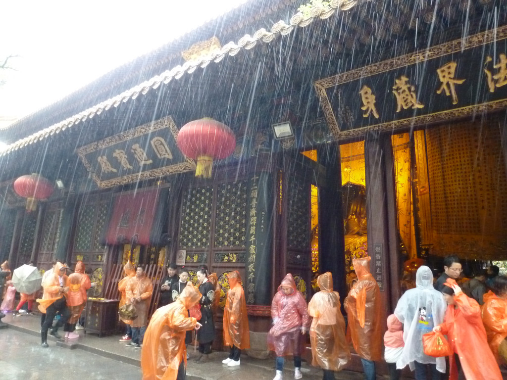 普济寺旅游车停车场,提示到法雨寺距离1200米,决定继续步行前往.