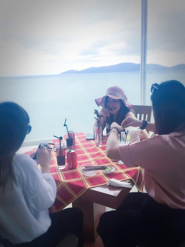 好像闺蜜喝下午茶的抓拍,哈哈~~适合我们休闲之旅
