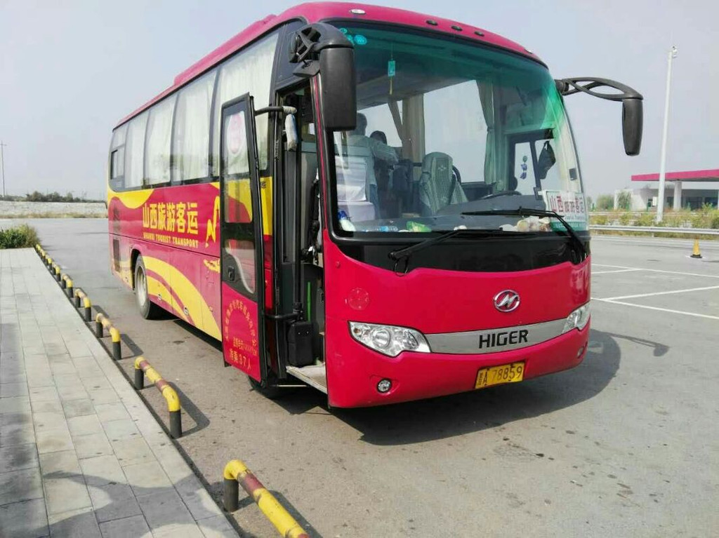 我们携程团队乘坐的大巴车