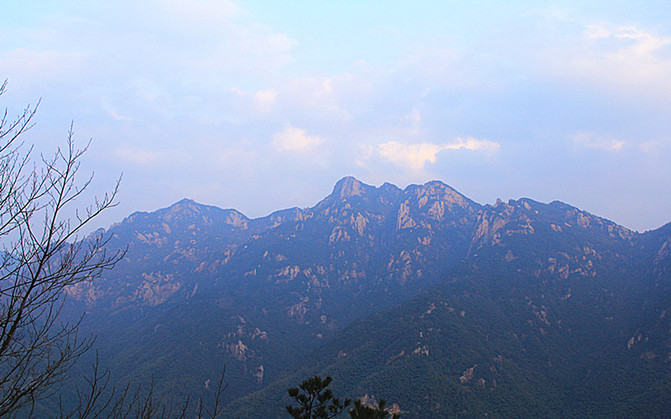 五百罗汉堂 天然睡佛 这个睡佛位于九华山花台风景区,头枕天台群峰