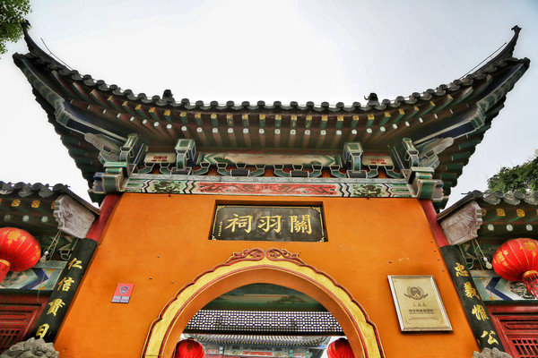 荆州的关羽祠,位于古城南门附近的卸甲山上,是荆州百姓为了纪念关羽