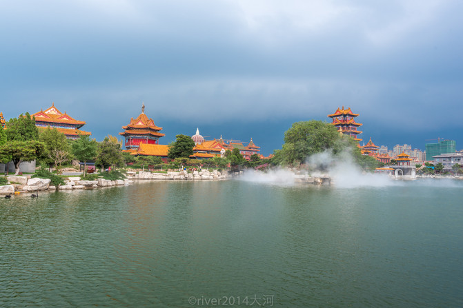 蓬莱仙境名副其实,游客痴醉于难得一见的美景中.