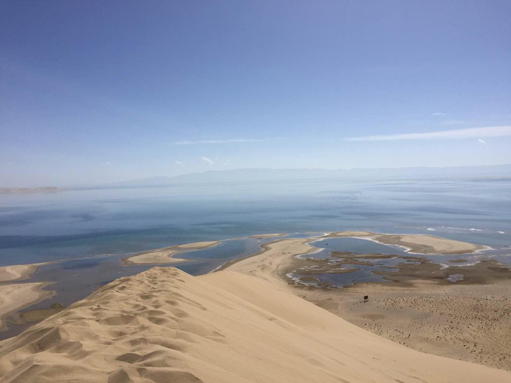               在沙漠顶看青海湖