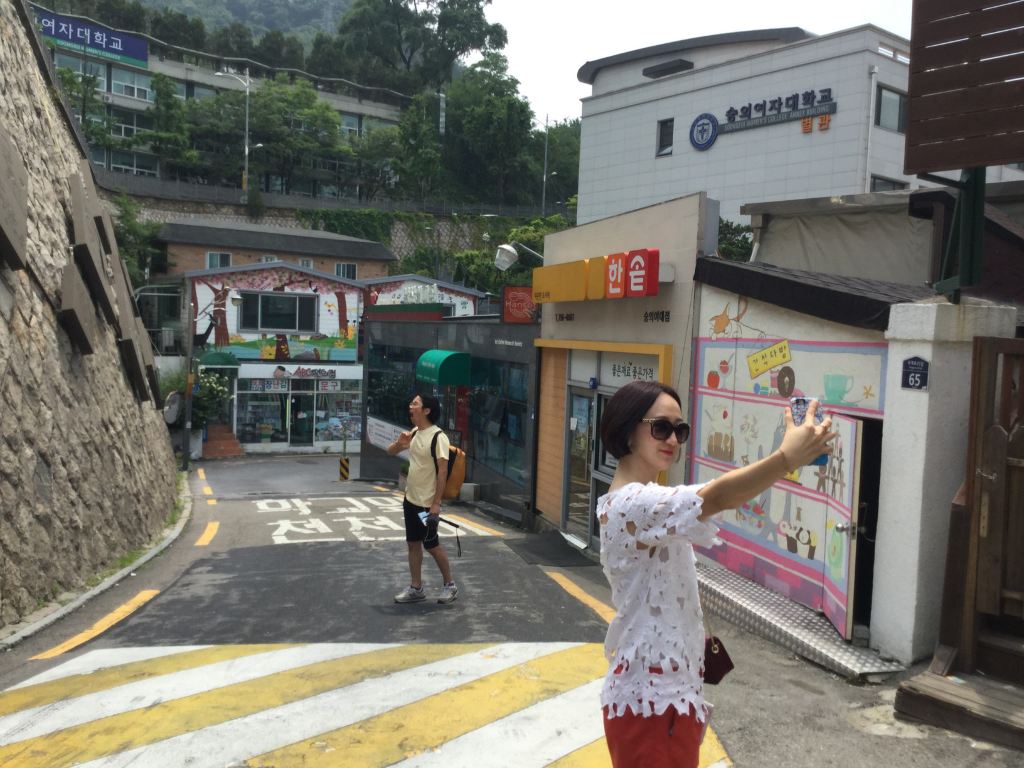 ▼ 动画中心对面顺着巷子走下去就是趣味路