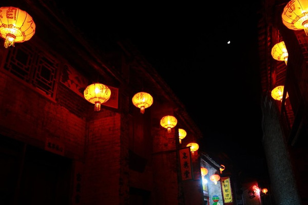 好些店铺已经关门,只留灯笼暗暗地映着墙壁.