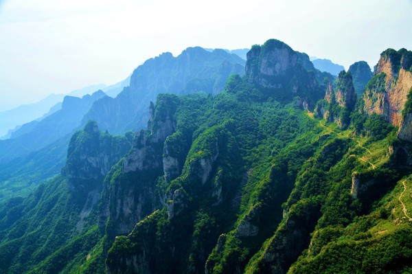 去南太行山,爬王莽岭,昆山挂壁公路.