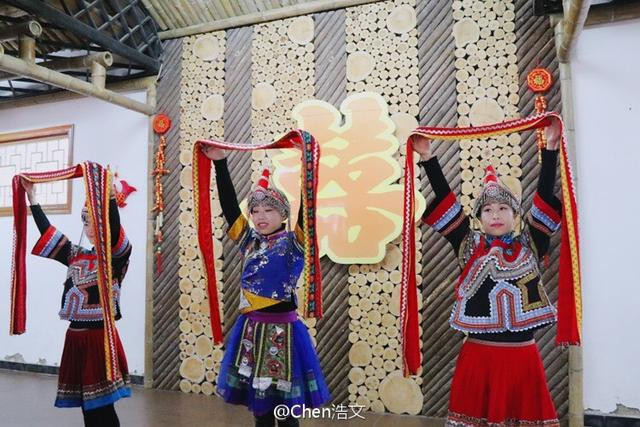 多才多艺的赤娘们也会给宾客献上特色的畲族舞蹈表演.