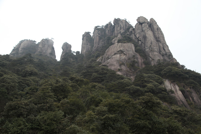 灵秀俏三清:山蒙岩峻雾似海,云秀峰奇水至清