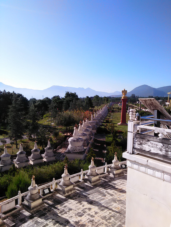 金塔景区地处丽江古城东南方的蛇山之巅,与古城直线距离约4.