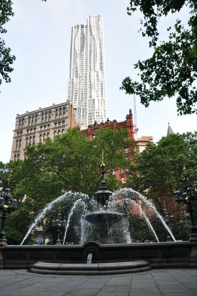 city hall park,后方是gehry设计的摩天楼 纽约市政厅